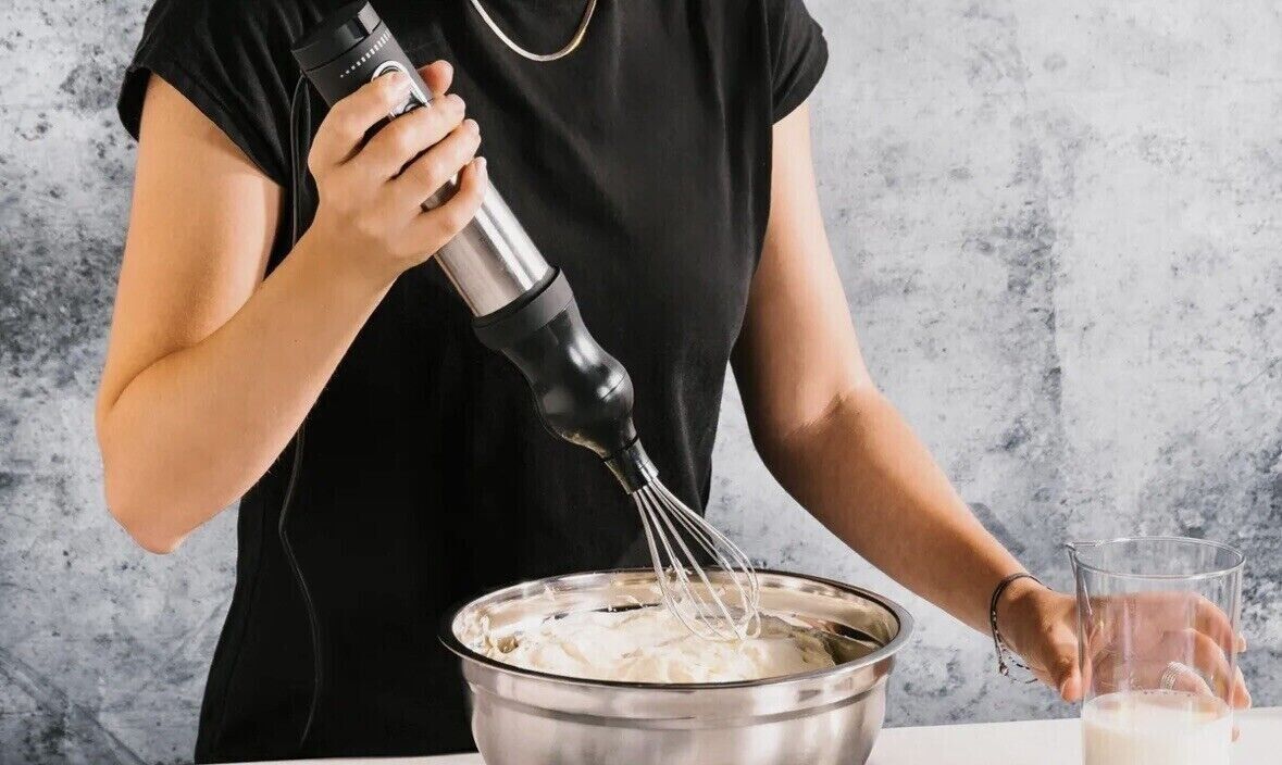 Royal Swiss Pan Set ® - Frullatore Ad Immersione 3 in 1 - Multiplo e Frusta - potente motore da 500 watt - 2 velocità - Frusta a immersione in acciaio inox rimovibile - contenitore di miscelazione di alta qualità da 650 ml
